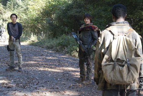 Steven Yeun, Norman Reedus - The Walking Dead - Allein - Filmfotos