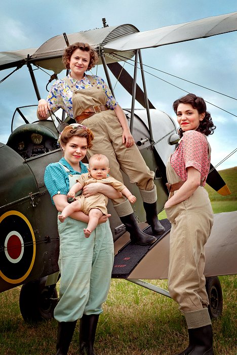 Jo Woodcock, Becci Gemmell, Summer Strallen - Land Girls - Werbefoto