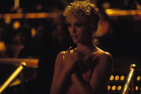 Elizabeth Berkley - Showgirls - Photos