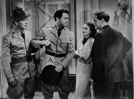 Robert Young, Barbara Stanwyck, Hardie Albright - Red Salute - Do filme