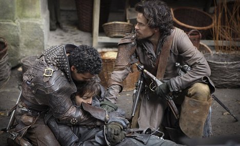 Howard Charles, Santiago Cabrera - Die Musketiere - Filmfotos