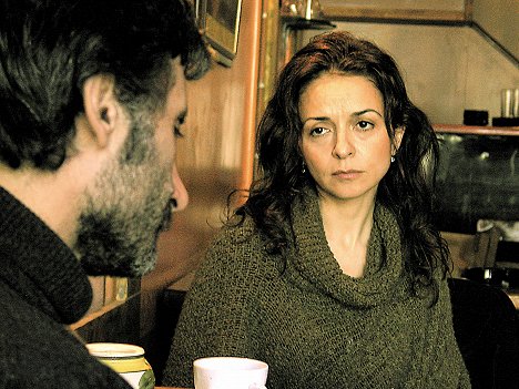 Muzaffer Özdemir, Zuhal Gencer Erkaya - Lejano - De la película