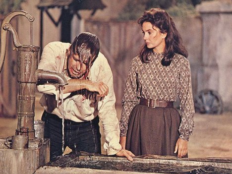 George Peppard, Jean Simmons - Rough Night in Jericho - Photos
