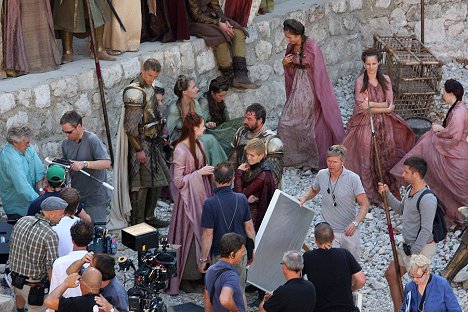Sophie Turner, Jack Gleeson, Ian Beattie - Game of Thrones - The Old Gods and the New - Van de set