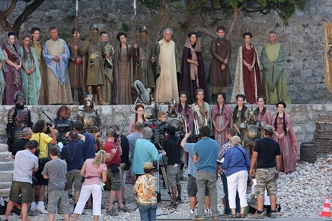 Rory McCann, Sophie Turner, Jack Gleeson - Game of Thrones - The Old Gods and the New - Van de set