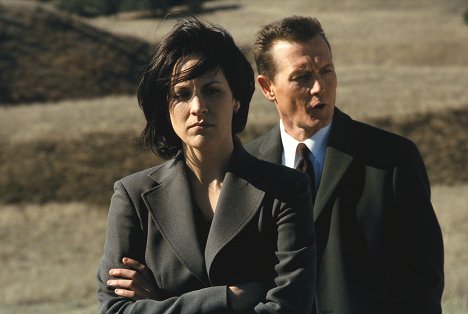 Annabeth Gish, Robert Patrick - The X-Files - This Is Not Happening - Photos