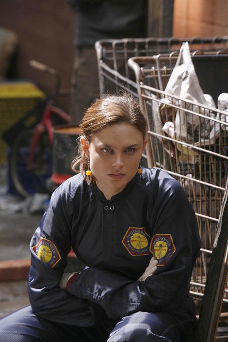 Emily Deschanel - Bones - The Superhero in the Alley - Photos