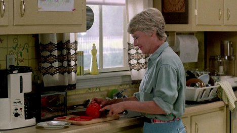 Hope Lange - Noční můra v Elm Street 2: Freddyho pomsta - Z filmu