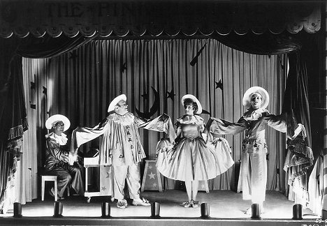 Cary Grant, Edmund Gwenn, Natalie Paley, Katharine Hepburn - Sylvia Scarlett - Filmfotos