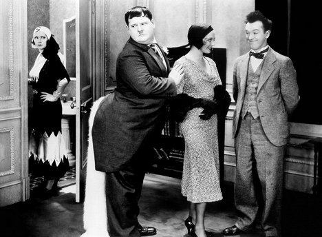 Mae Busch, Oliver Hardy, Thelma Todd, Stan Laurel - Chickens Come Home - Z filmu