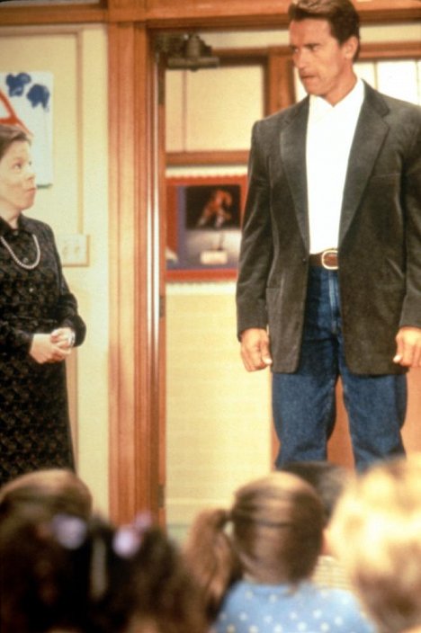 Linda Hunt, Arnold Schwarzenegger - Un flic à la maternelle - Film