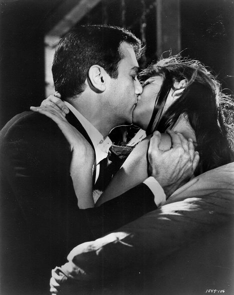 Tony Curtis, Claudia Cardinale - Don't Make Waves - Photos