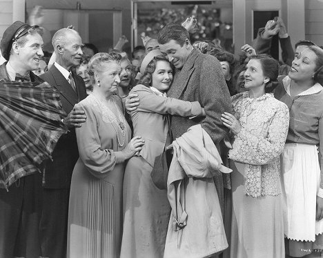 Frank Faylen, Donna Reed, James Stewart, Beulah Bondi - It's a Wonderful Life - Photos