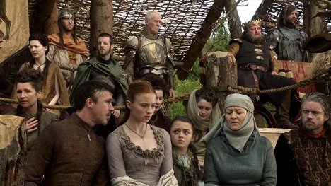 Aidan Gillen, Gethin Anthony, Sophie Turner, Ian McElhinney, Maisie Williams, Susan Brown, Mark Addy, Rory McCann - Trónok harca - Nyomorékok, fattyak és összetört dolgok - Filmfotók