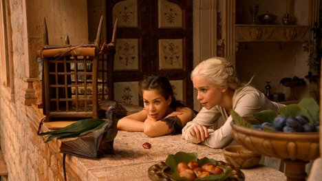 Roxanne McKee, Emilia Clarke - Game Of Thrones - Der Geist von Harrenhal - Filmfotos