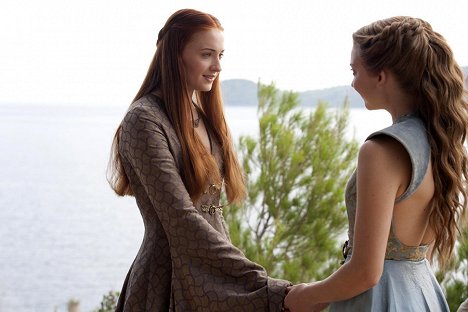 Sophie Turner, Natalie Dormer - Gra o tron - And Now His Watch is Ended - Z filmu