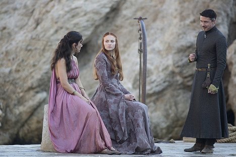 Sibel Kekilli, Sophie Turner, Aidan Gillen - Juego de tronos - Valar Dohaeris - De la película