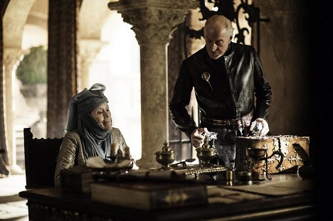 Diana Rigg, Charles Dance - Game of Thrones - The Climb - Photos