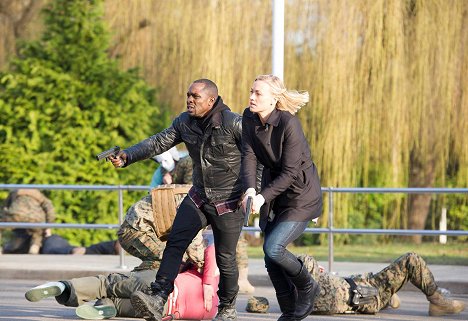 Gbenga Akinnagbe, Yvonne Strahovski - 24 hodin: Dnes neumírej - Z filmu