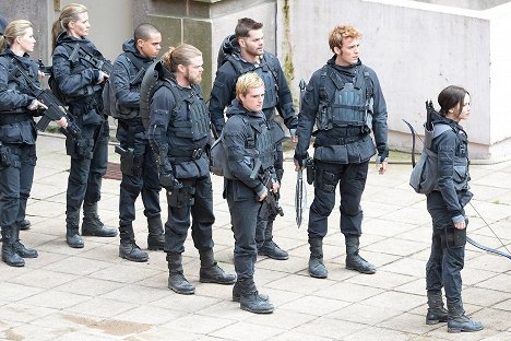 Evan Ross, Elden Henson, Josh Hutcherson, Wes Chatham, Sam Claflin, Jennifer Lawrence - The Hunger Games: Mockingjay - Part 2 - Making of