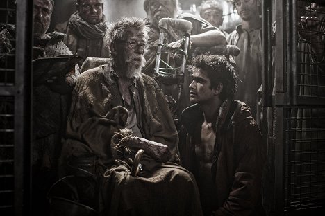 John Hurt, Luke Pasqualino - Snowpiercer - Túlélők viadala - Filmfotók
