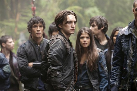 Bob Morley, Richard Harmon, Marie Avgeropoulos, Devon Bostick - Los 100 - La ley de Murphy - De la película