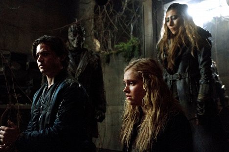 Thomas McDonell, Eliza Taylor, Dichen Lachman - The 100 - The Calm - Photos