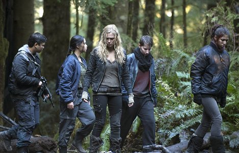 Luisa D'Oliveira, Eliza Taylor - The 100 - We Are Grounders: Part 2 - Photos
