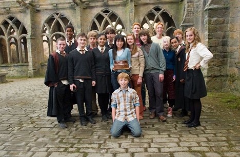 Devon Murray, Alfred Enoch, Daniel Radcliffe, Afshan Azad, Matthew Lewis, Katie Leung, William Melling, Bonnie Wright, James Phelps, Oliver Phelps, Evanna Lynch, Shefali Chowdhury, Rupert Grint, Emma Watson - Harry Potter and the Order of the Phoenix - Making of