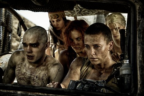 Nicholas Hoult, Riley Keough, Charlize Theron - Mad Max: Zbesilá cesta - Z filmu