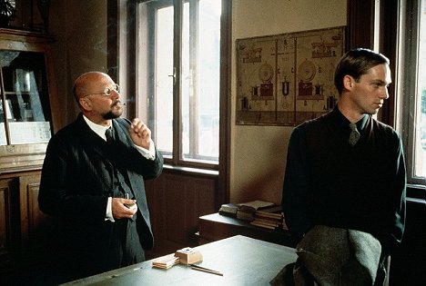 Donald Pleasence, Richard Thomas - All Quiet on the Western Front - Photos