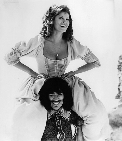 Raquel Welch, Frank Finlay - The Four Musketeers - Making of