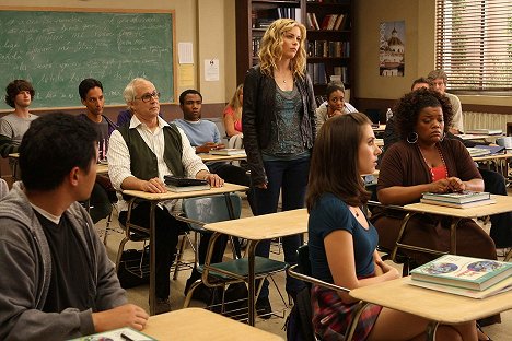 Danny Pudi, Chevy Chase, Donald Glover, Gillian Jacobs, Alison Brie, Yvette Nicole Brown - Community - Advanced Criminal Law - Photos