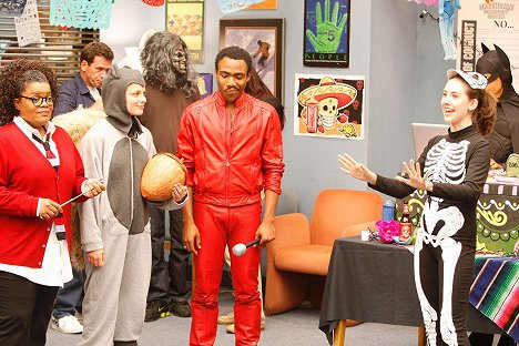 Yvette Nicole Brown, Gillian Jacobs, Donald Glover, Alison Brie - Community - Mexikanisches Halloween - Filmfotos