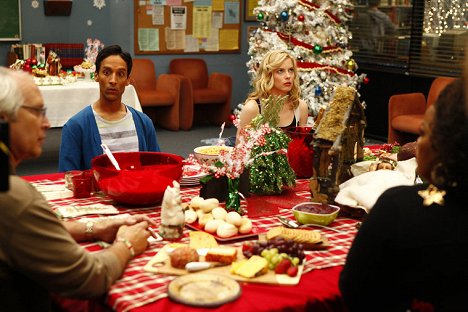 Chevy Chase, Danny Pudi, Gillian Jacobs - Community - Die Weihnachtsschlacht - Filmfotos