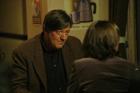 Stephen Fry - Kosti - Kňaz na cintoríne - Z filmu