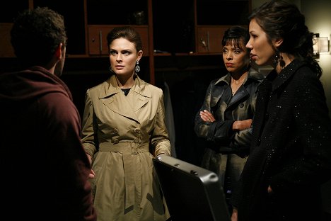 Emily Deschanel, Tamara Taylor, Michaela Conlin - Bones - The Hero in the Hold - Photos