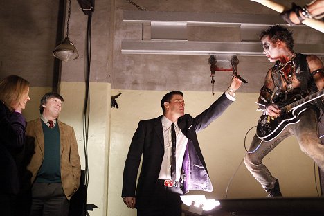 Emily Deschanel, Stephen Fry, David Boreanaz, A.J. Trauth - Ossos - Mayhem on a Cross - Do filme