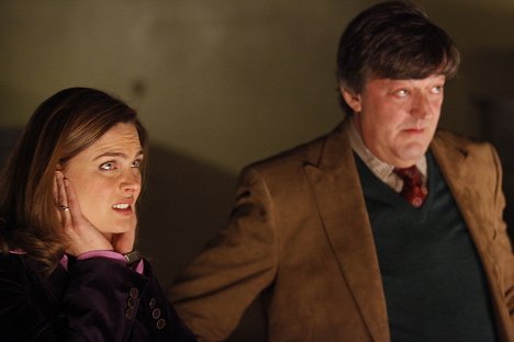 Emily Deschanel, Stephen Fry - Bones - Mayhem on a Cross - Van film