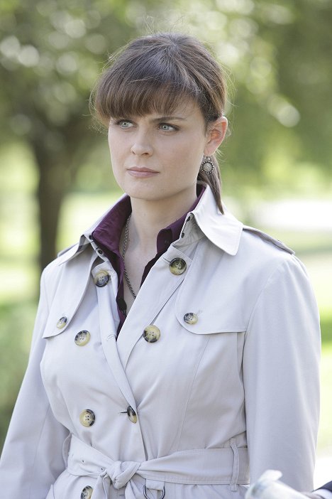 Emily Deschanel - Bones - The Twisted Bones in the Melted Truck - Photos