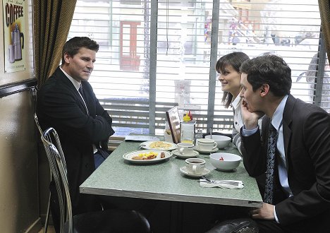 David Boreanaz, Emily Deschanel, John Francis Daley - Bones - The Blackout in the Blizzard - Photos