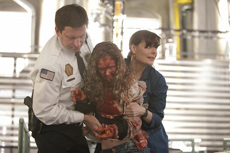 McKenzie Applegate, Emily Deschanel - Bones - Die Knochenjägerin - Das schweigende Lämmchen - Filmfotos