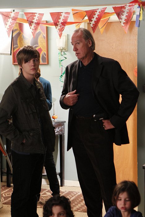 Miles Heizer, Craig T. Nelson, Savannah Paige Rae - Parenthood - Rubber Band Ball - Photos