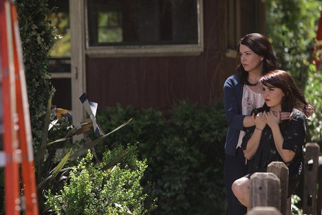 Lauren Graham, Mae Whitman - Parenthood - Lost and Found - Photos