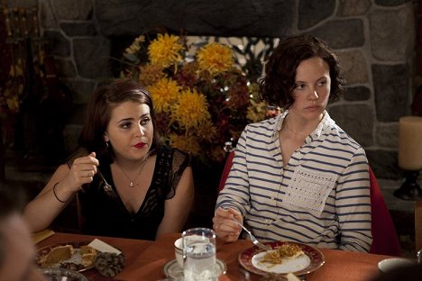 Mae Whitman, Sarah Ramos - Parenthood - Happy Thanksgiving - Kuvat elokuvasta