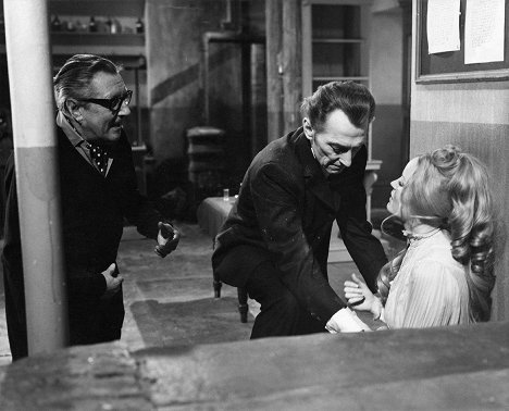 Terence Fisher, Peter Cushing, Veronica Carlson - Frankenstein on tuhottava - Kuvat kuvauksista