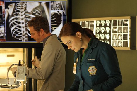 Brian Klugman, Emily Deschanel - Dr. Csont - Sekély sírhant - Filmfotók