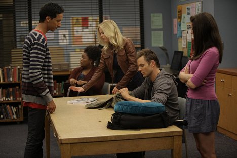 Danny Pudi, Yvette Nicole Brown, Gillian Jacobs, Joel McHale - Community - Die fast nackte Wahrheit - Filmfotos