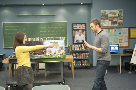 Alison Brie, Joel McHale - Community - Conspiracy Theories and Interior Design - Photos