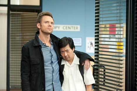 Joel McHale, Ken Jeong - Community - Estudios de población asiática - De la película